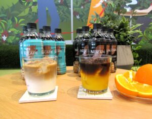 左からネスカフェ エスプレッソベースの甘さひかえめと無糖手前がアレンジドリンク 左から「ネスカフェ エスプレッソベース」の「甘さひかえめ」と「無糖」、手前がアレンジドリンク