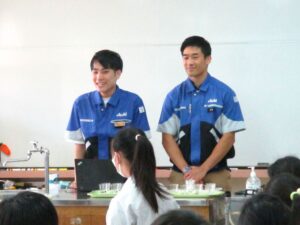 左からアサヒ飲料の村中亮太さんと廣岡健太朗さん