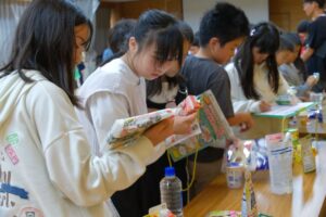 出前授業で商品のCFPを確認する児童たち