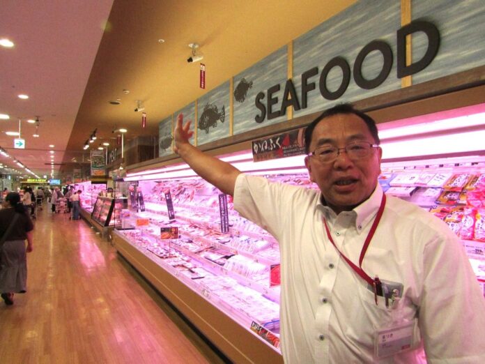 約110メートルの導線を説明するイオン相模原の松木一朗店長