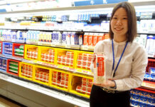好調「ベイシアプレミアム」 「目利き」が選んだ食品PB 高品質と低価格の両立を実現 不動の人気商品別海のおいしい牛乳を持つ久保田麻子マネジャー