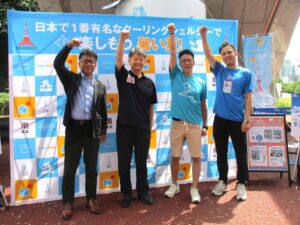 左から開会宣言に登壇した株式会社TOKYOTOWERの執行役員営業部長の澤田健氏、港区の環境リサイクル支援部環境課長の佐藤雅紀氏、熱中症予防声かけプロジェクト事務局の山下太郎氏、森永製菓の渡辺啓太氏