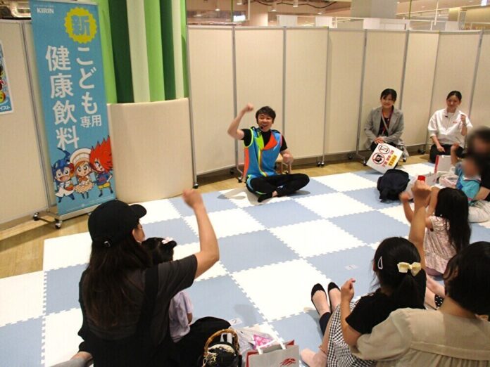 浅井企画の小林よしひささんが体操をレクチャー