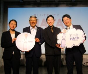 左から倉橋香里さん秦啓員社長バーテンダーのの浜口和希さん秦尚久常務取締役 左から倉橋香里さん、秦啓員社長、バーテンダーのの浜口和希さん、秦尚久常務取締役