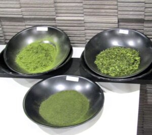 整形工程では取り除かれるケバ（左上）、茎（右上）、微粉（下）