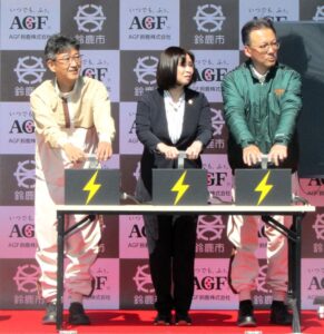 3月18日三重県鈴鹿市との防災に関する協定締結式の一幕左からAGF鈴鹿の富樫政昭社長鈴鹿市の末松則子市長味の素AGFの島本憲仁社長 3月18日、三重県鈴鹿市との防災に関する協定締結式の一幕。左からAGF鈴鹿の富樫政昭社長、鈴鹿市の末松則子市長、味の素AGFの島本憲仁社長