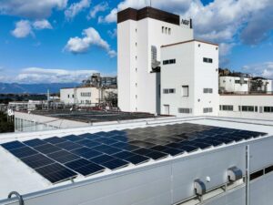 AGF鈴鹿の建屋にこのほど設置された太陽光パネル AGF鈴鹿の建屋にこのほど設置された太陽光パネル