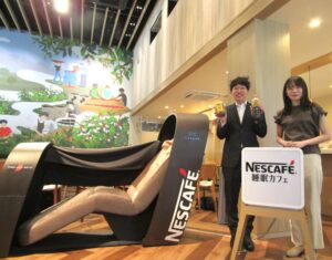 左からネスレ日本の岩渕聡氏飲料事業本部レギュラーソリュブルコーヒー液体飲料ビジネス部シニアブランドマネジャートヨタ自動車の加藤彩綾氏先進モビリティシステム開発部TOTONEZグループ 左からネスレ日本の岩渕聡氏(飲料事業本部レギュラーソリュブルコーヒー&液体飲料ビジネス部シニアブランドマネジャー)、トヨタ自動車の加藤彩綾氏(先進モビリティシステム開発部TOTONE-Zグループ)