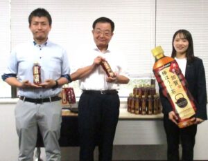 左から油谷製茶の油谷陽祐専務取締役、油谷祐仙代表取締役、ポッカサッポロフード＆ビバレッジの安藤彩音氏
