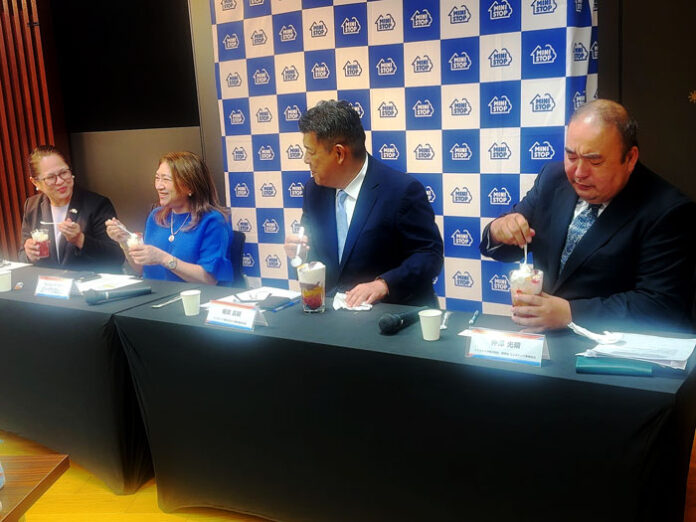 ハロハロの試食(左からファティマ・キンティン一等書記官兼領事、ミレーン・デ・ホヤ・ガルシア＝アルバノ大使、堀田昌嗣社長、仲澤光晴取締役)