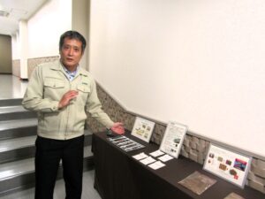 シルバースキンのリサイクルを説明する八木洋一郎さん