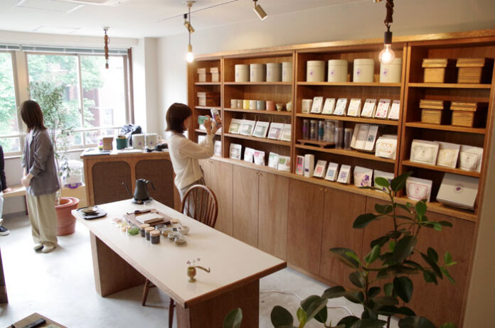 店舗コンセプトは「開かれた秘密基地」