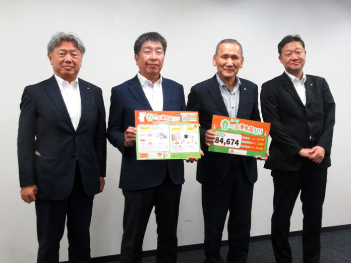 荒木章社長（右から2人目）らが抽選会に参加