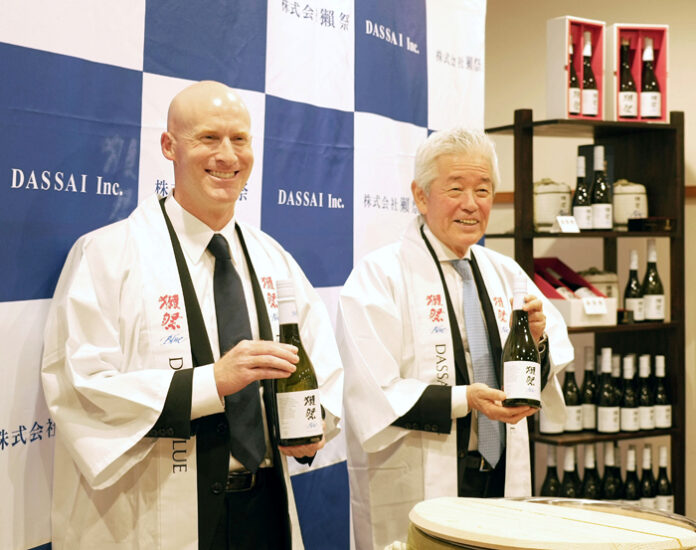 利き酒師のジェイソン・バーグ氏㊧と桜井博志会長