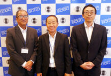 愛すべきお菓子の未来へ 相互が秋季見本市 商品発掘に力 藤原弘社長(中央)と幹部社員