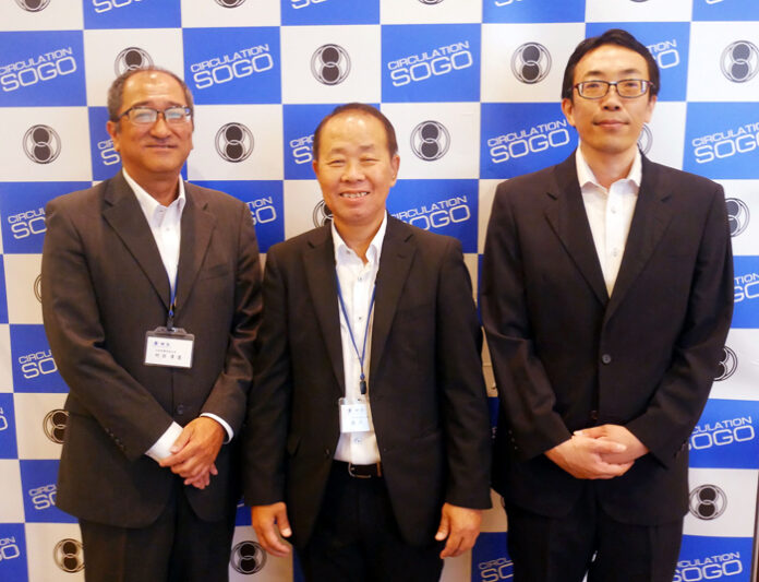 藤原弘社長（中央）と幹部社員