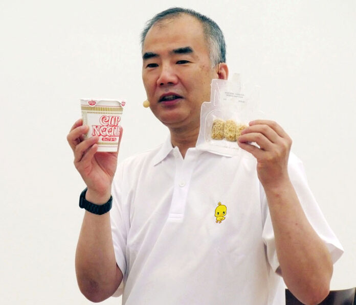 「宇宙食ラーメン」を紹介する野口名誉館長