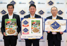 日本アクセス 新商品グランプリ2025秋冬 大賞はニコニコのり「30種の素材が入った野菜ふりかけ」 (左から)日本アクセス服部社長、ニコニコのり西川専務、日本アクセス佐々木会長
