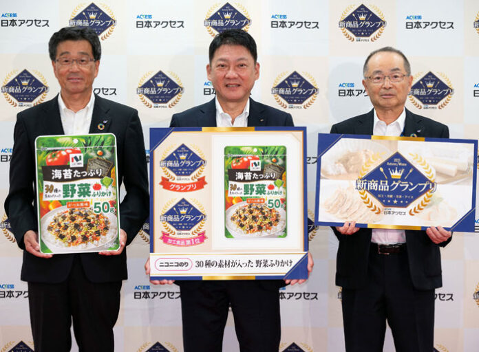 （左から）日本アクセス服部社長、ニコニコのり西川専務、日本アクセス佐々木会長
