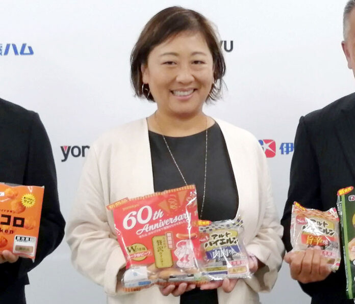 好評の「アルトバイエルン 肉肉味」と米久60周年記念商品を手にする中嶋祐子常務