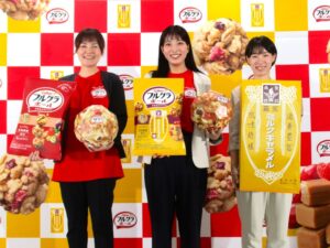 左からカルビーの大本都子氏寺澤妃奈乃氏森永製菓の伊東恵梨子氏 左からカルビーの大本都子氏、寺澤妃奈乃氏、森永製菓の伊東恵梨子氏
