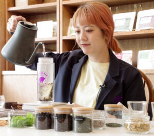 「急須ボトル」でお茶をつくる辻氏