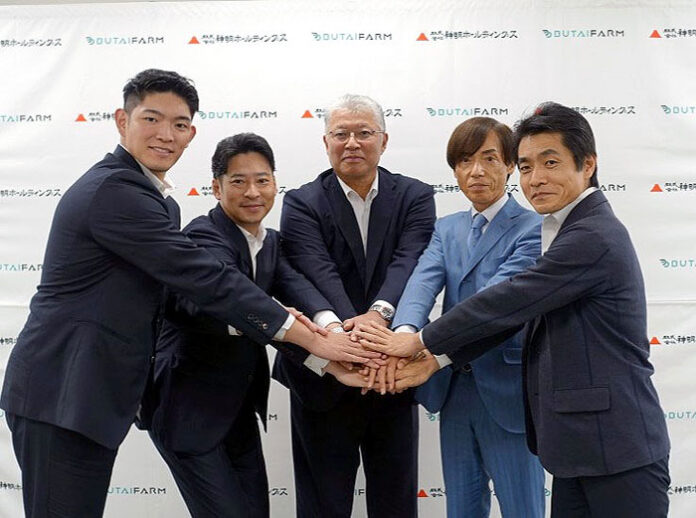 針生信夫社長（中央）、藤尾益雄社長（右隣）ら