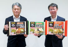 業績拡大のキンレイ 今期の食品売上180億円へ 「お水がいらない」好調 会見で白潟昌彦社長㊧と森江康行常務