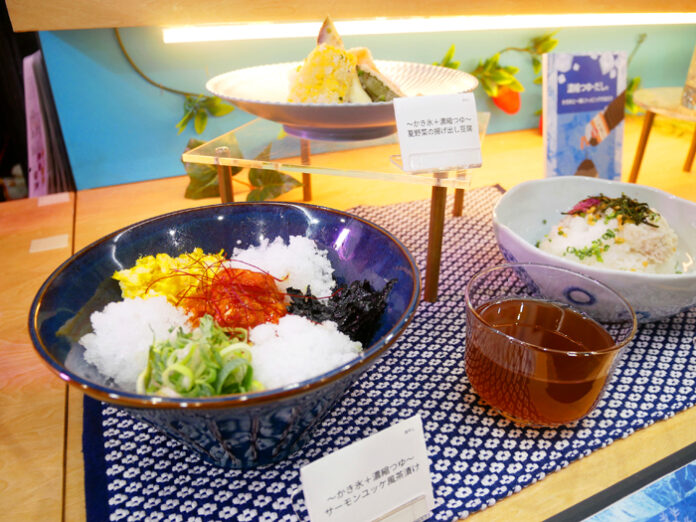かき氷をトッピングした茶漬け