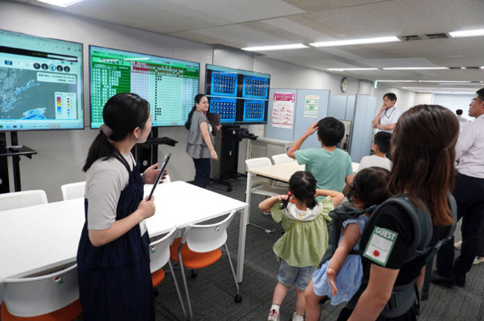 実際に社内に入り、仕事内容を見学