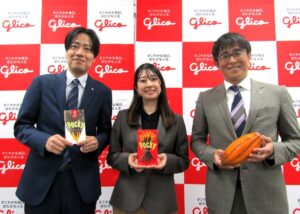 左からグローバルブランド事業部Pockyマーケティンググループの三浦啓吾マネージャー、鈴木葵氏、商品開発部Pocky商品開発グループの鋤本浩司氏