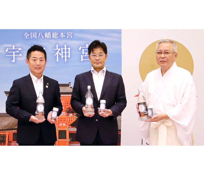 （左から）後藤竜也宇佐市長、西和紀三和酒類社長、小野崇之宇佐神宮宮司