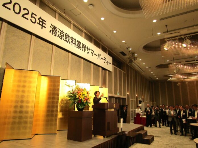 乾杯の発声を行った小野真紀子副会長