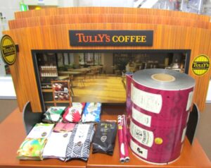 タリーズ店舗で販売する物販用の豆製品（左側）