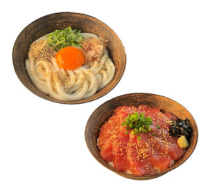 新商品のいりすりごま白をかけたうどんとどんぶり 新商品の「いりすりごま白」をかけたうどんとどんぶり。