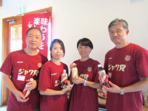 大塚食品の小林一志製品部部長右製品部飲料チームジャワティ兼大豆飲料担当APMの菊地朱里氏中央左琵琶湖研究所飲料開発室の児玉哲史シニアリサーチャー左谷田彩研究員 大塚食品の小林一志製品部部長(右)、製品部飲料チームジャワティ(兼)大豆飲料担当APMの菊地朱里氏(中央左)、琵琶湖研究所飲料開発室の児玉哲史シニアリサーチャー(左)、谷田彩研究員