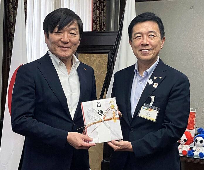 広沢一郎市長㊨に目録を贈呈する坂泰助社長