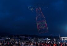 夜空に巨大な「オロナミンCドリンク」や楽譜が浮かび大合唱 大塚製薬が北海道小樽市で日本初の体験型参加イベントを開催 夜空に浮かび上がる「オロナミンCドリンク」