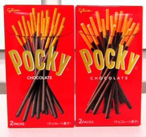 左から現行の「ポッキーチョコレート」と新「ポッキーチョコレート」