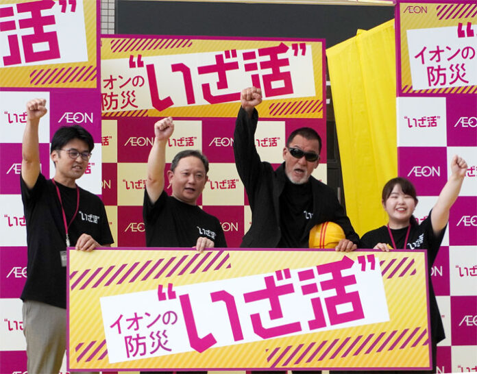 発表会で左からイオンリテールの佐名木聡史氏、伊藤竜也本部長、プロレスラーの蝶野正洋氏、イオンリテールの野村佑希氏
