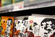 あえて割った米菓「技のこだ割り」に脚光 圧倒的な濃厚さが価値 亀田製菓 売場に並ぶ「技のこだ割り」の「濃厚醤油」(右)と「濃厚チーズ」(左)