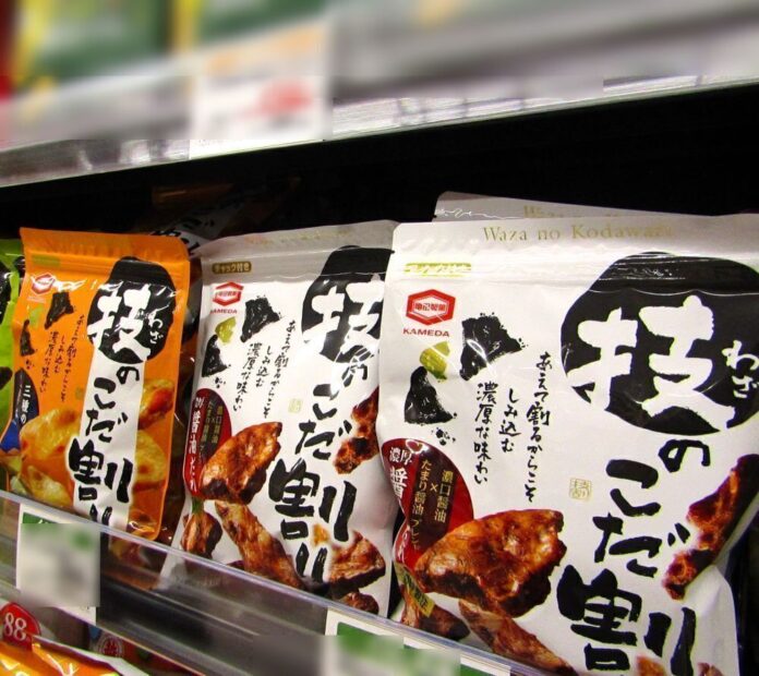 売場に並ぶ「技のこだ割り」の「濃厚醤油」（右）と「濃厚チーズ」（左）