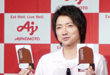 味の素 「Cook Do」オイスターソース マンネリそうめんの食べ方に渇! 藤原竜也「たまごかけそうめん」挑戦 レシピ本を前に、自宅でのそうめんの食べ方を披露する藤原竜也さん