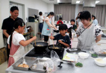 生物多様性を学ぶ親子料理 食品ロス削減へ意識高める 味の素と福岡市 親子で楽しく調理