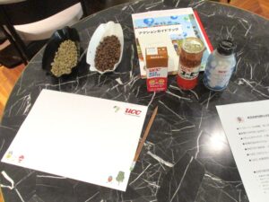 配布資料や焙煎前後のコーヒー豆 配布資料や焙煎前後のコーヒー豆