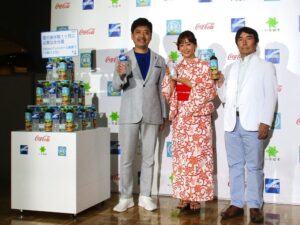 左から日本コカコーラの高木直樹氏タレントの藤本美貴さん臨床教育開発推進機構の三宅康史氏 左から日本コカ・コーラの高木直樹氏、タレントの藤本美貴さん、臨床教育開発推進機構の三宅康史氏