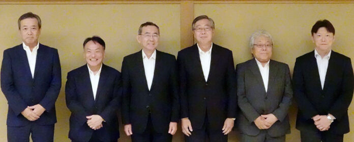 瀧原賢二社長(左から3人目)らグループ各社トップ