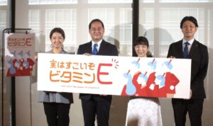 左からタレント気象予報士の山田玲奈さん慶應義塾大学の井上浩義教授食物栄養学博士名誉フードスペシャリスト栄養士の青木敦子さん江崎グリコの川上雄太郎氏 左からタレント・気象予報士の山田玲奈さん、慶應義塾大学の井上浩義教授、食物栄養学博士・名誉フードスペシャリスト・栄養士の青木敦子さん、江崎グリコの川上雄太郎氏
