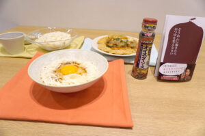 藤原さんが試食したたまごかけそうめん 藤原さんが試食した「たまごかけそうめん」)