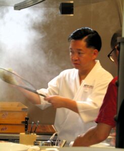 イベントでラーメンをつくる飯田将太さん